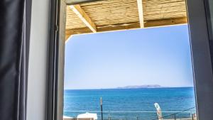 una ventana con vistas al océano en Anfi Suites, en Gouves