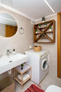 a bathroom with a washing machine and a sink at Mini Bella Gonia in Gonia