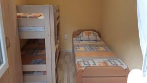 Apartments Škaljari في كوتور: غرفة صغيرة بها سريرين بطابقين
