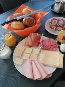 uma mesa coberta com pratos de queijo e outros alimentos em Waldecker Taverne em Bad Arolsen