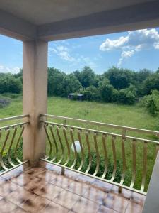 Ein Balkon oder eine Terrasse in der Unterkunft Apartment Ivan