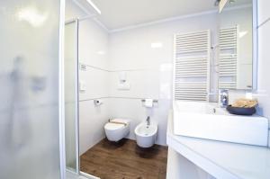 A bathroom at H2O ROOMS