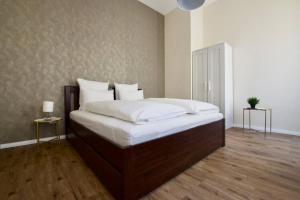 - une chambre avec un grand lit et des draps blancs dans l'établissement Premium Apartment by Hi5 - ASTORIA 4 bedroom, à Budapest