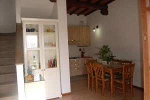 cocina y comedor con mesa y sillas en La Pergoletta en Volterra