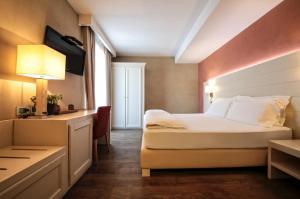 A television and/or entertainment centre at H2O ROOMS