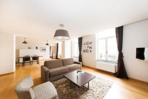 ein Wohnzimmer mit einem Sofa und einem Tisch in der Unterkunft Smartflats - Monnaie in Brüssel