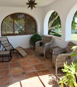 Posedenie v ubytovaní La Ciruela - Villa paisible jardin de 5000m2 piscine chauffée et vue sur mer