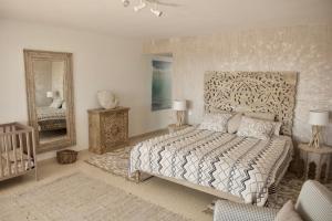 Posteľ alebo postele v izbe v ubytovaní La Ciruela - Villa paisible jardin de 5000m2 piscine chauffée et vue sur mer