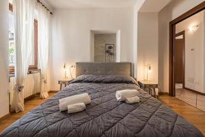 Postel nebo postele na pokoji v ubytování la casa del borgo con parcheggio