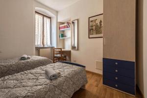 Postel nebo postele na pokoji v ubytování la casa del borgo con parcheggio