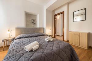 Postel nebo postele na pokoji v ubytování la casa del borgo con parcheggio