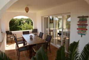 Fotografia z galérie ubytovania La Ciruela - Villa paisible jardin de 5000m2 piscine chauffée et vue sur mer v destinácii Mijas