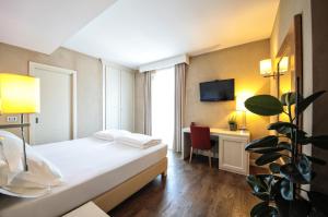 A bed or beds in a room at H2O ROOMS