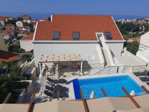 een uitzicht op een huis met een zwembad bij Marlin Apartments in Dubrovnik