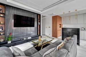 un soggiorno con divano e TV di Granaria RR DeLuxe Apartment Old Town a Danzica