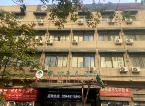 duży budynek z oknami w mieście w obiekcie GreenTree Inn Xi'an Ming City Wall Northwest Dafengqing Road Business Hotel w mieście Xi'an