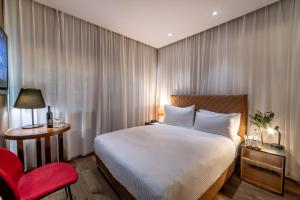 Postel nebo postele na pokoji v ubytování Jacob Shenkin Hotel