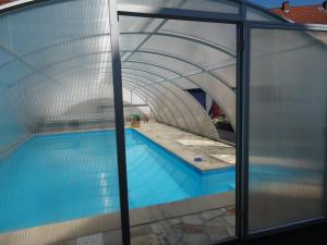 Der Swimmingpool an oder in der Nähe von Pension & Gästehaus Paffrath