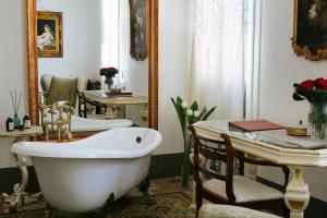 Fotografie z fotogalerie ubytování Domus Socolatae Residenza d'Epoca Charming B&B - Adults Only v destinaci Follonica