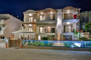Bazén v ubytování Elimia Suites & Studios nebo v jeho okolí