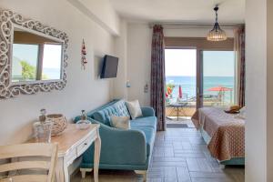 Postel nebo postele na pokoji v ubytování Elimia Suites & Studios