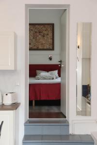 Blick auf ein Schlafzimmer durch eine Tür in der Unterkunft Ferienwohnung Luise in Potsdam