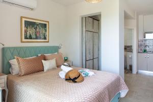 Postel nebo postele na pokoji v ubytování Elimia Suites & Studios