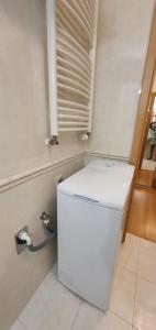 - białą lodówkę w pokoju z oknem w obiekcie Apartmán 46m2 s balkonem v lázeňském centru w Karlowych Warach