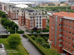 una vista aérea de una ciudad con edificios en Apto. Las LLamas S20 Santander, Garaje y Wifi, en Santander