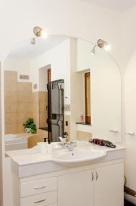 Phòng tắm tại Bohemian Apartment - Center of Bucharest