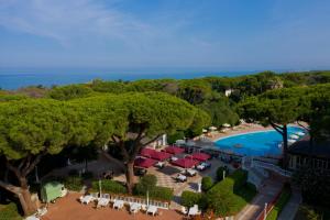 eine Luftansicht eines Resorts mit Pool und Bäumen in der Unterkunft Park Hotel Marinetta - Beach & Spa in Marina di Bibbona