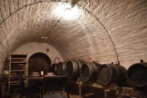 una bodega con un montón de barriles de vino en Vila Vlaštovka, en Bulhary