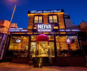 een restaurant met een bord aan de voorzijde van een gebouw bij The Lea Hotel in Didim