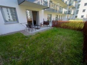 a backyard of a building with chairs and a table at Szafarnia/Św Barbary 11 in Gdańsk