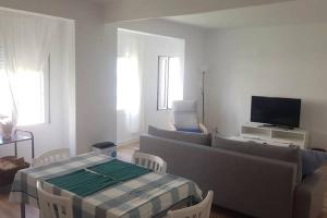 Televízia a/alebo spoločenská miestnosť v ubytovaní Apartament a 2 min de la platja