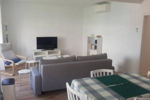 Televízia a/alebo spoločenská miestnosť v ubytovaní Apartament a 2 min de la platja