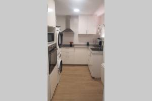 Kuchyňa alebo kuchynka v ubytovaní Apartament a 2 min de la platja
