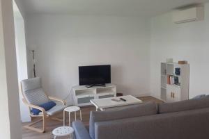 Televízia a/alebo spoločenská miestnosť v ubytovaní Apartament a 2 min de la platja