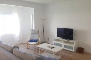 Televízia a/alebo spoločenská miestnosť v ubytovaní Apartament a 2 min de la platja