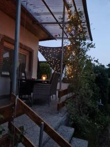 eine Terrasse mit Tisch und Stühlen unter einer Pergola in der Unterkunft Am Schwielochsee 2 in Speichrow
