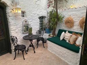 een patio met een bank en een tafel en stoelen bij 8 oDa Marmaris in Marmaris
