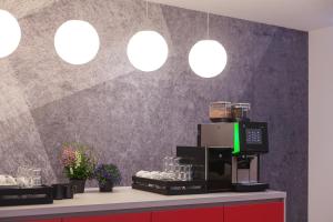 Příslušenství pro přípravu čaje a kávy v ubytování Holiday Inn - the niu, Form Stuttgart Feuerbach by IHG
