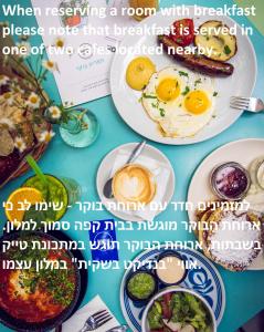 een collage van voedsel op een tafel met borden voedsel bij Shenkin Hotel in Tel Aviv