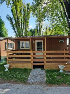 a tiny house with a wooden fence at camping no stress in Como