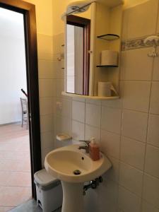 Ett badrum på Casa Giorgio Mille Papaveri Rossi