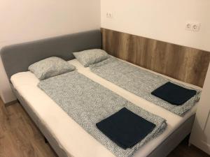 Postel nebo postele na pokoji v ubytování Omega Apartments Budapest + 9 fotografií
