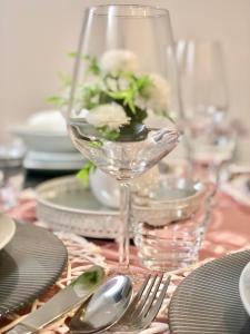 a table with a wine glass with a vase of flowers at Apartment P&M in Pula