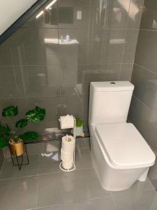 Ванна кімната в 3 bedroom apartment near Birmingham airport/NEC