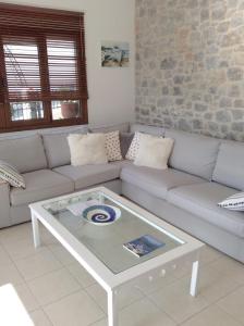 un soggiorno con divano e tavolino da caffè di Skiathos Town House a Città di Skiathos