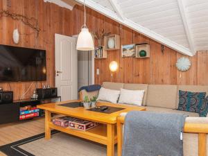 TV a/nebo společenská místnost v ubytování Holiday Home Pøt Strandby IX